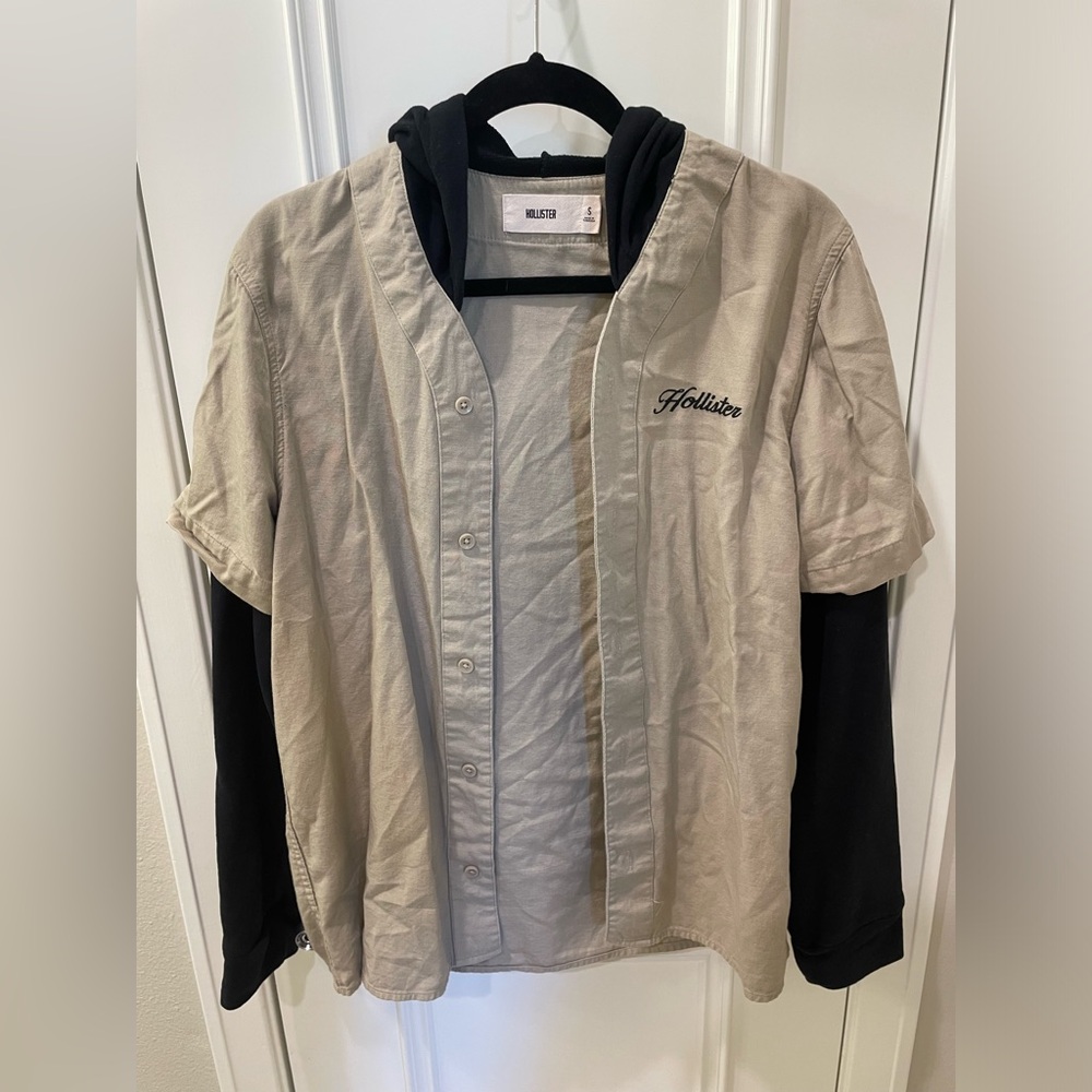 Hollister baseball/button down shirt with hoodie. Men’s small. Unworn